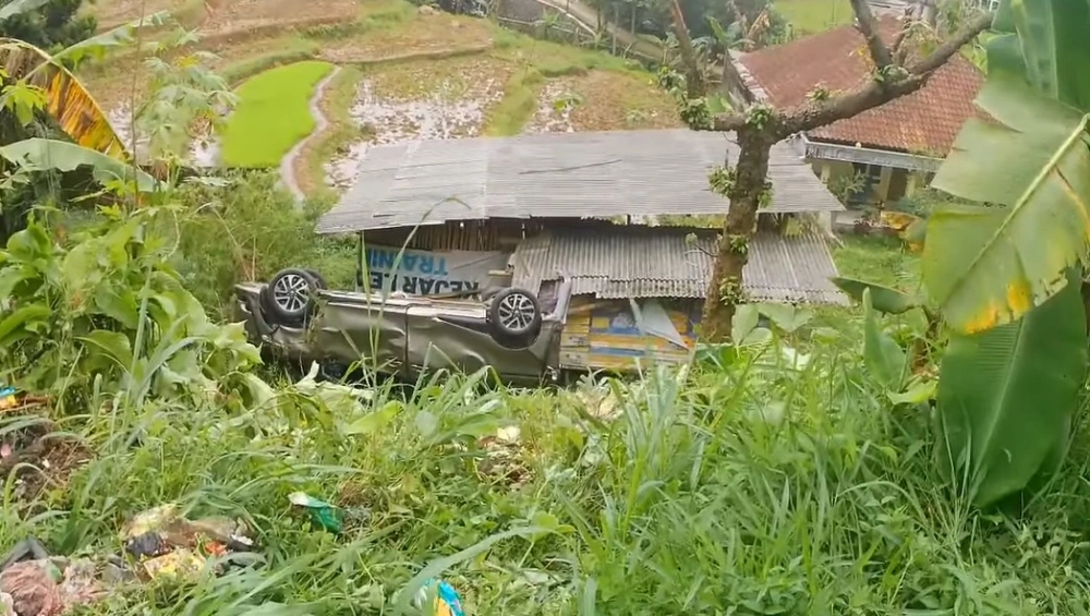 Toyota Sienta masuk jurang usai gagal nanjak di jalan Curug Cilember, Kabupaten Bogor. [Youtube] (2)